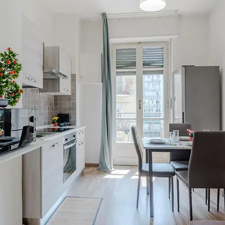 Guesthost - Comfy & Bright In Apartment Turin