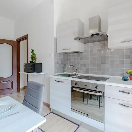 Guesthost - Comfy & Bright In Apartment *