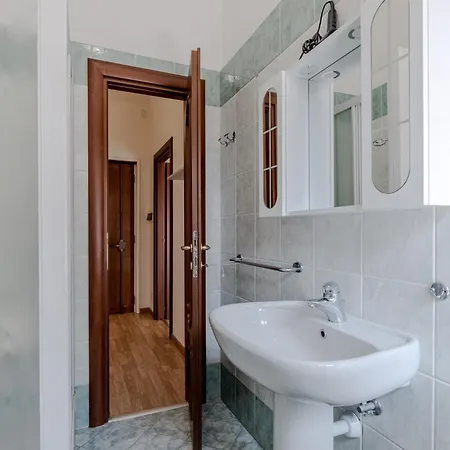 Guesthost - Comfy & Bright In Apartment *